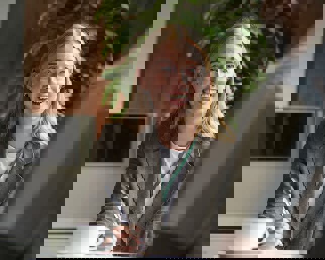 Advisor helping with paperwork