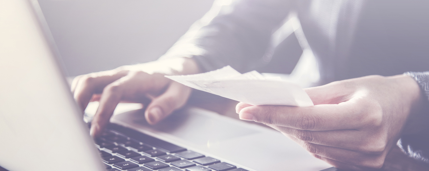 A man replying an email