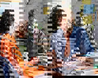 Discussing learning strategies in study session with teacher