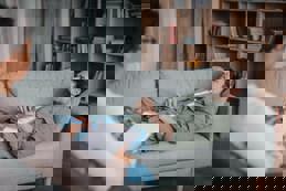 Patient hypnotherapy therapy session